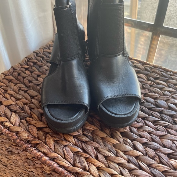 Sorel Sandals - Picture 2 of 4